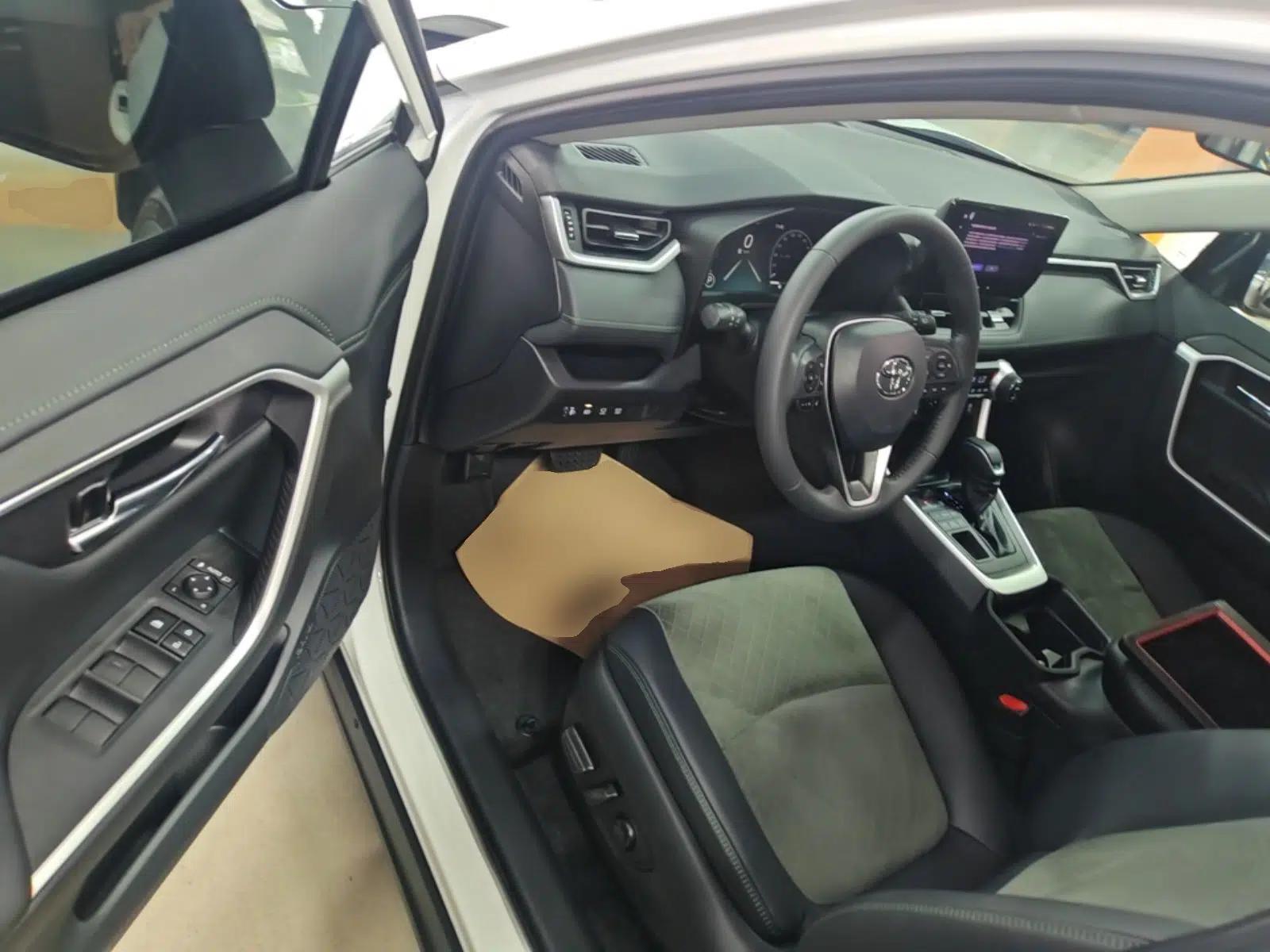 Toyota RAV4 2024 2.0L CVT 4x4 Explorer Plus Edition — миниатюра 18