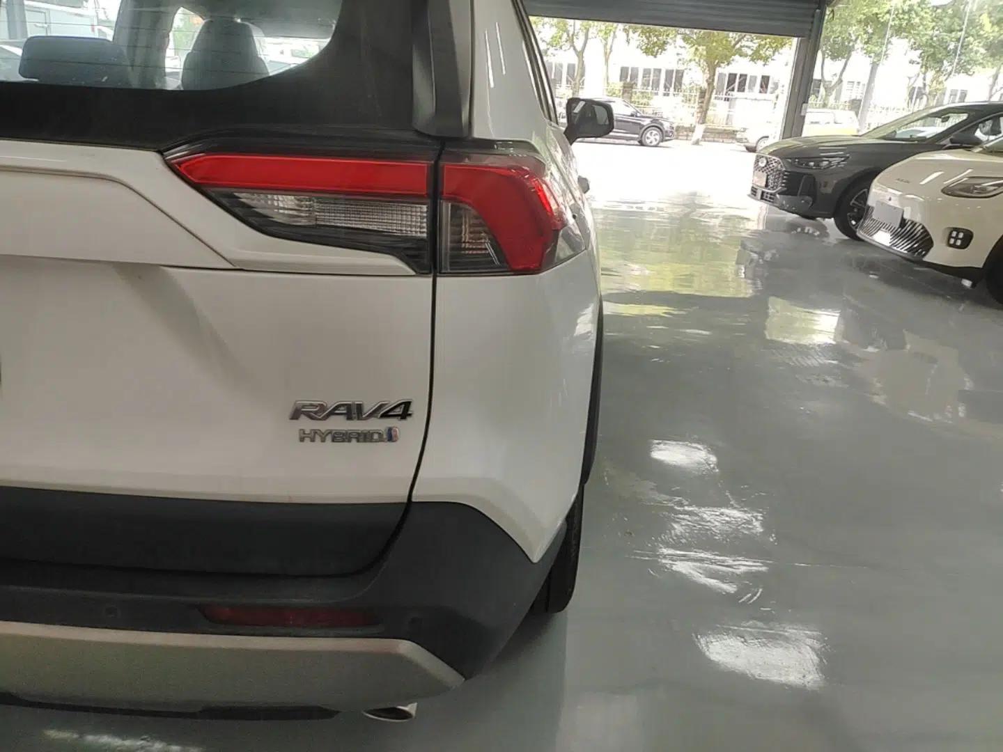 Toyota RAV4 2023 Dual-Engine 2.5L E-CVT Two-Wheel Drive Elite Plus Edition — миниатюра 14