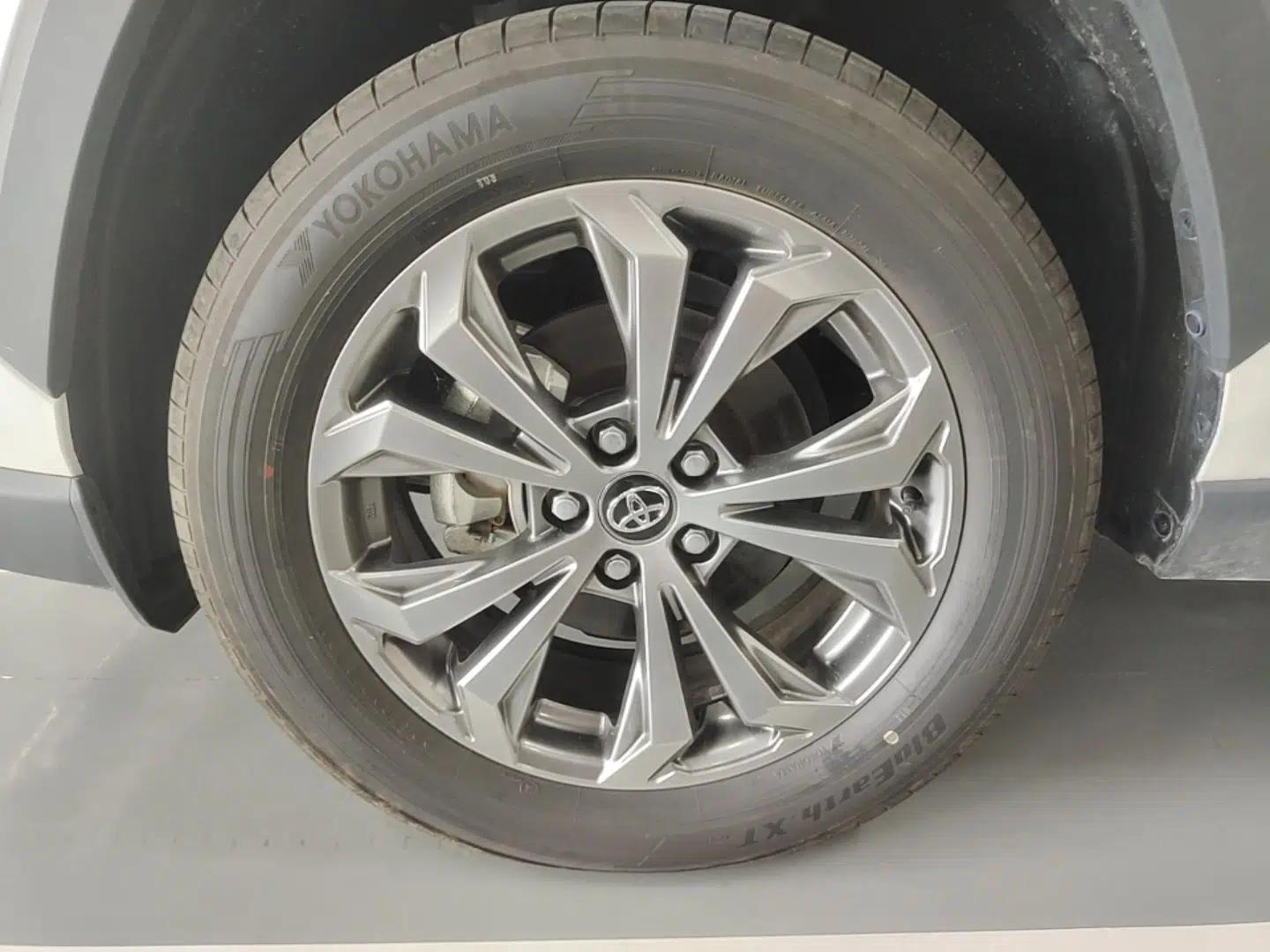 Toyota RAV4 2023 Dual-Engine 2.5L E-CVT Two-Wheel Drive Elite Plus Edition — миниатюра 15