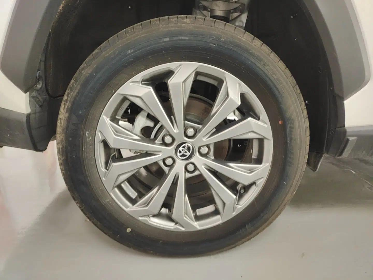 Toyota RAV4 2023 Dual-Engine 2.5L E-CVT Two-Wheel Drive Elite Plus Edition — миниатюра 16