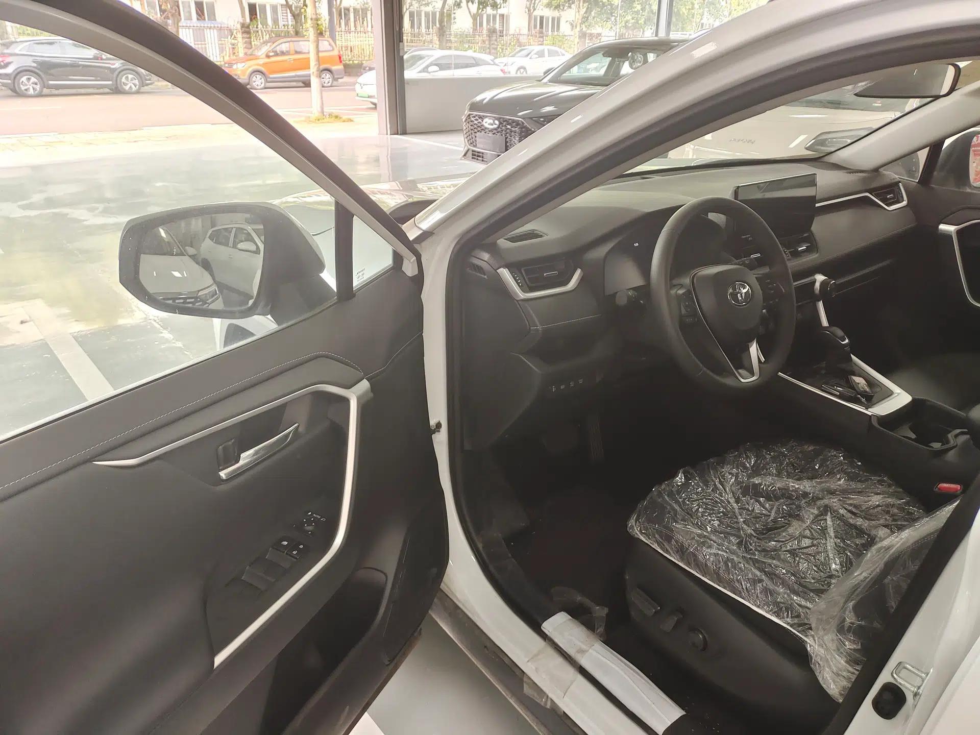Toyota RAV4 2023 Dual-Engine 2.5L E-CVT Two-Wheel Drive Elite Plus Edition — миниатюра 23