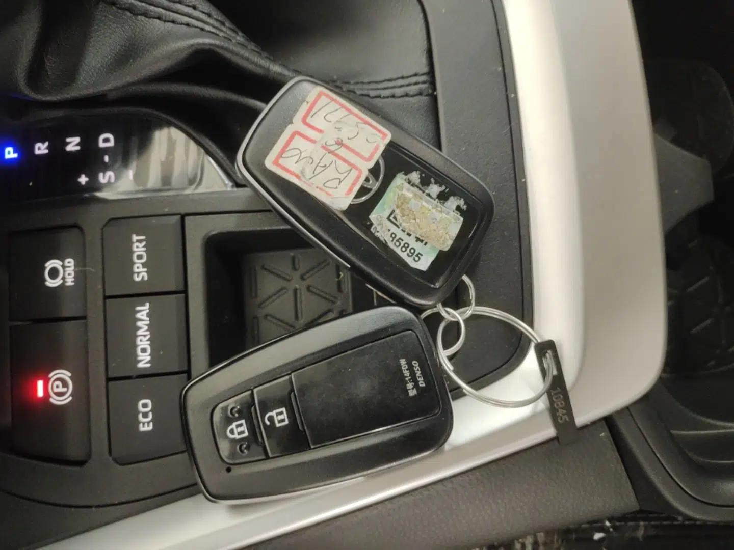 Toyota RAV4 2023 Dual-Engine 2.5L E-CVT Two-Wheel Drive Elite Plus Edition — миниатюра 28