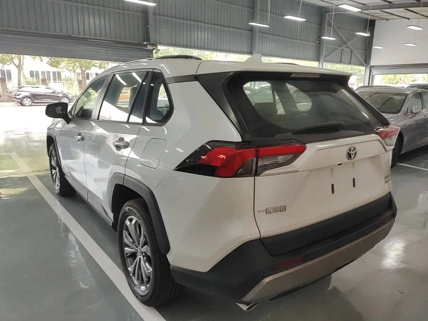 Toyota RAV4 2023 Dual-Engine 2.5L E-CVT Two-Wheel Drive Elite Plus Edition — миниатюра 4