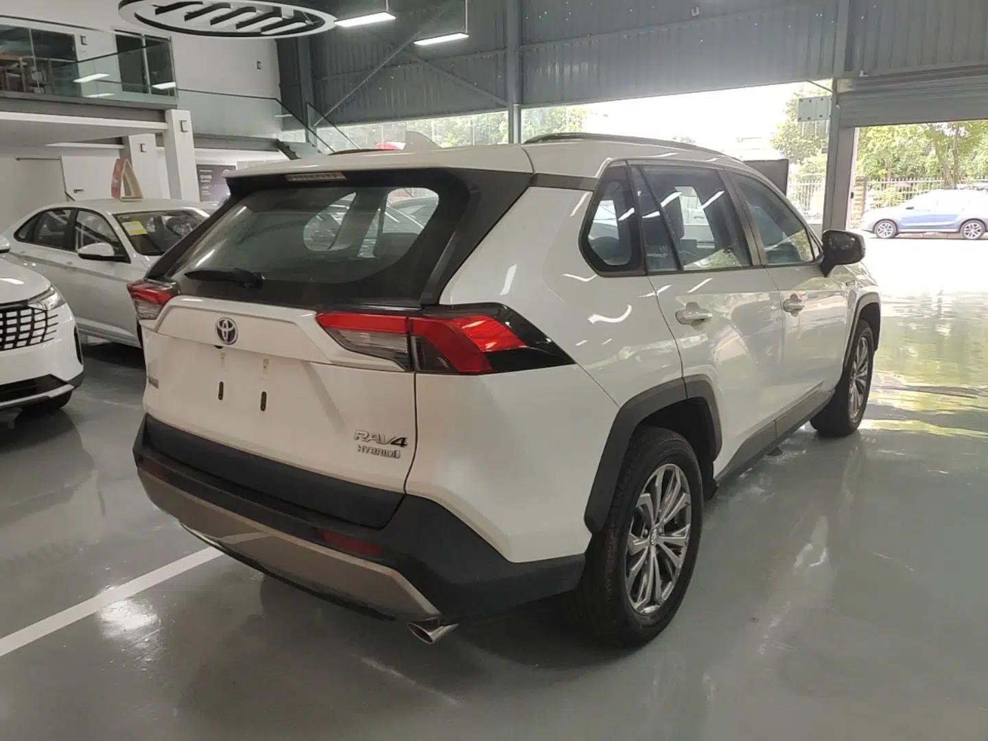 Toyota RAV4 2023 Dual-Engine 2.5L E-CVT Two-Wheel Drive Elite Plus Edition — миниатюра 6