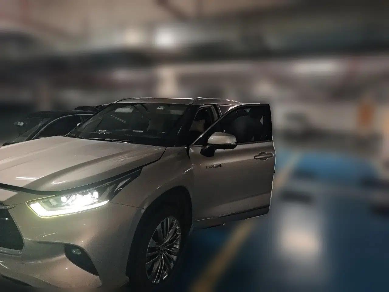 Toyota Highlander 2022 Dual-Engine 2.5L Four-Wheel Drive Supreme Edition 7-Seater — миниатюра 1