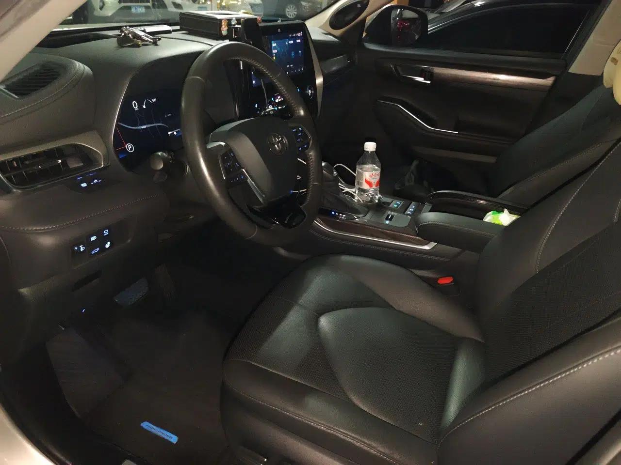 Toyota Highlander 2022 Dual-Engine 2.5L Four-Wheel Drive Supreme Edition 7-Seater — миниатюра 16