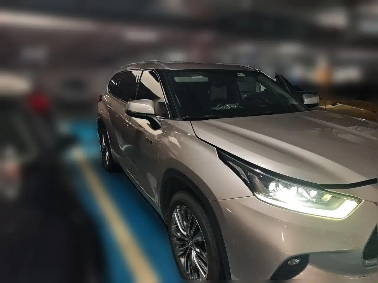 Toyota Highlander 2022 Dual-Engine 2.5L Four-Wheel Drive Supreme Edition 7-Seater — миниатюра 3