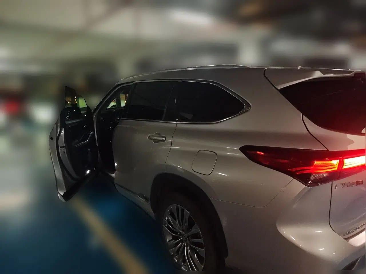 Toyota Highlander 2022 Dual-Engine 2.5L Four-Wheel Drive Supreme Edition 7-Seater — миниатюра 4