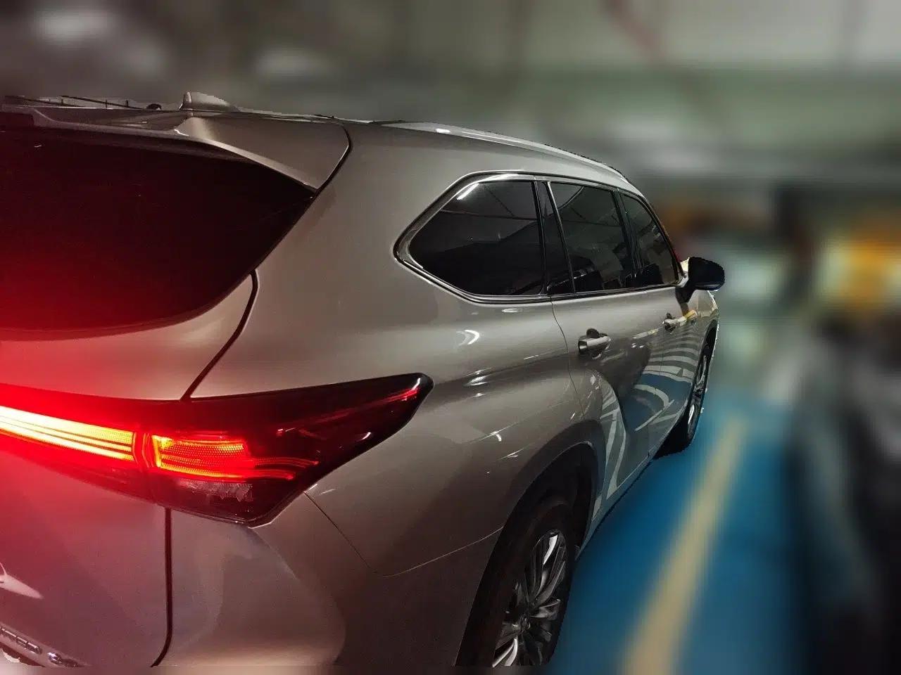 Toyota Highlander 2022 Dual-Engine 2.5L Four-Wheel Drive Supreme Edition 7-Seater — миниатюра 6