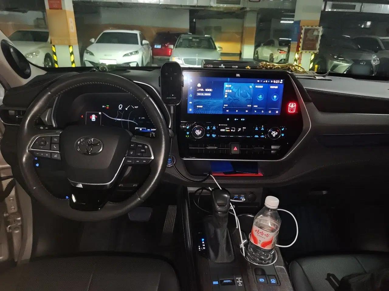 Toyota Highlander 2022 Dual-Engine 2.5L Four-Wheel Drive Supreme Edition 7-Seater — миниатюра 9