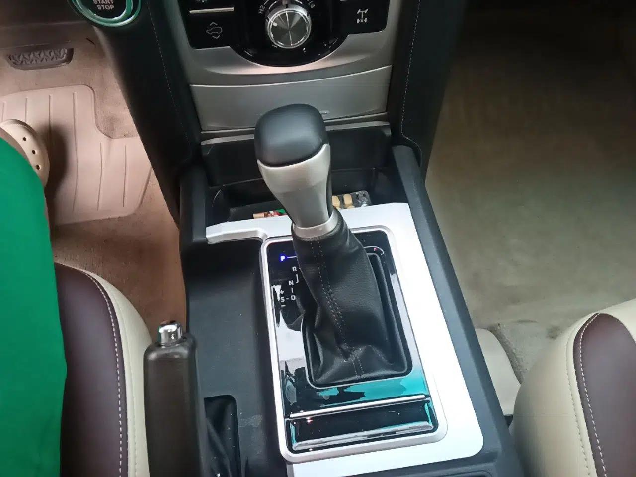 Toyota Prado 2010 2.7L Automatic Standard Edition — миниатюра 14