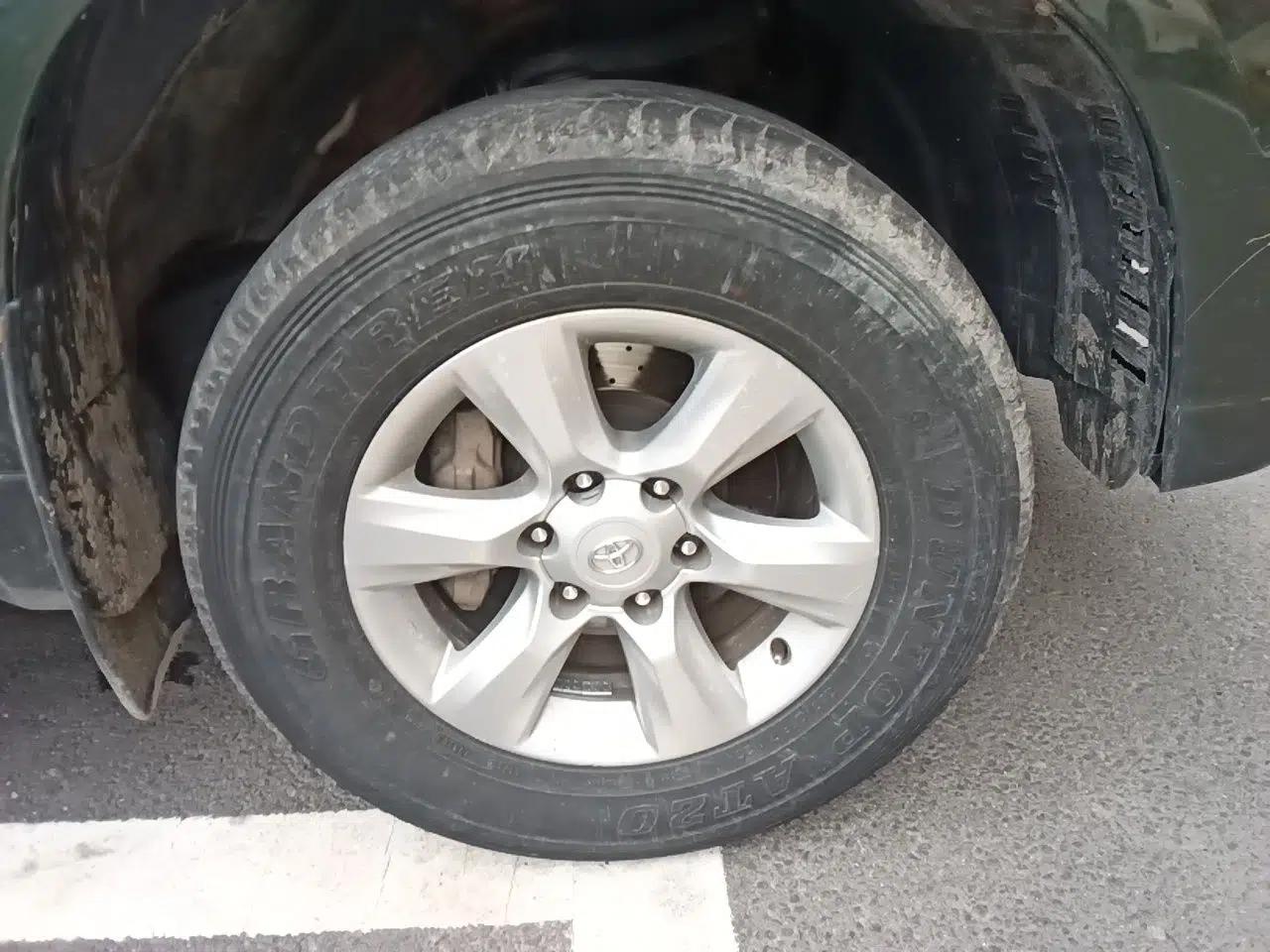 Toyota Prado 2010 2.7L Automatic Standard Edition — миниатюра 8
