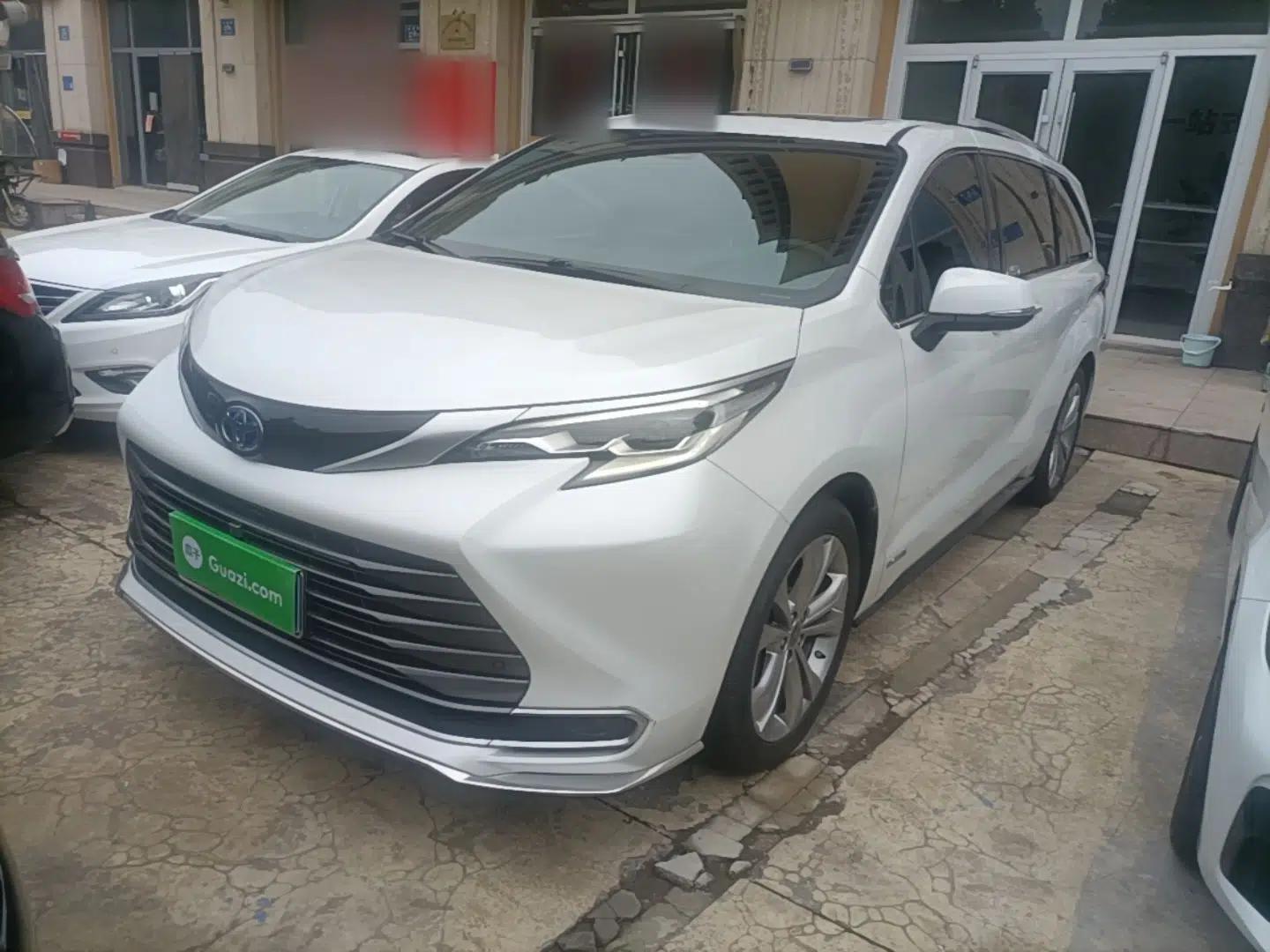 Toyota SIENNA 2023 2.5L Hybrid Deluxe Edition — миниатюра 1