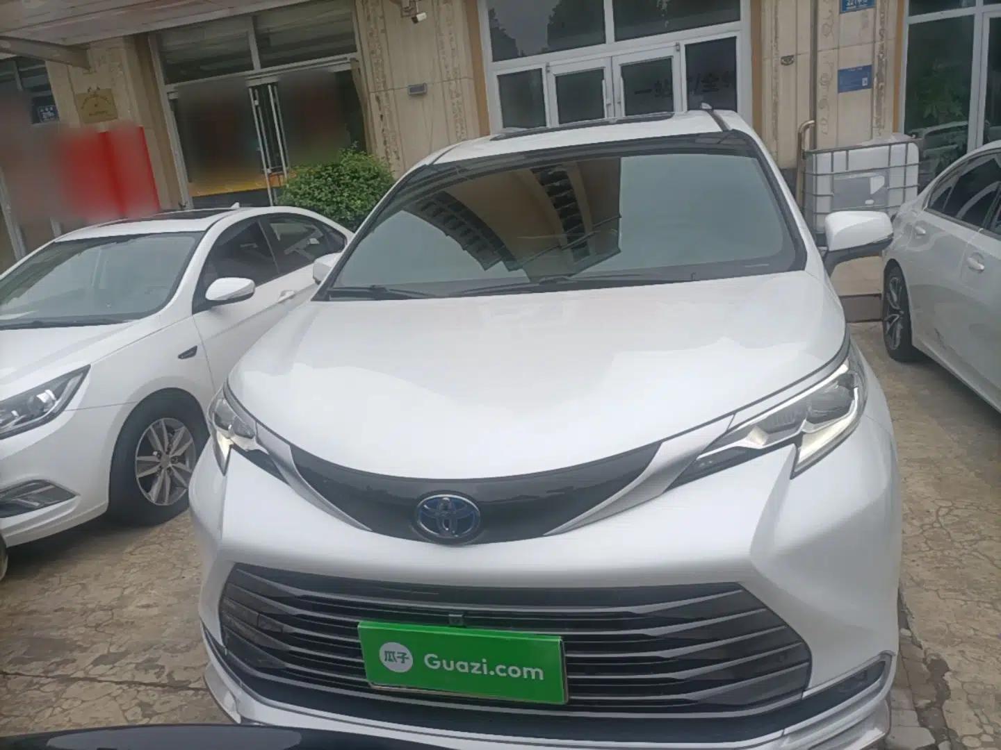 Toyota SIENNA 2023 2.5L Hybrid Deluxe Edition — миниатюра 2