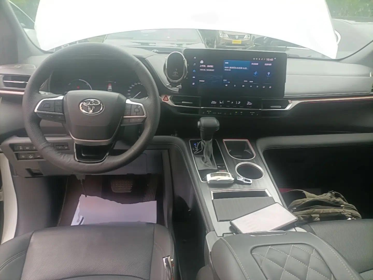 Toyota SIENNA 2023 2.5L Hybrid Deluxe Edition — миниатюра 12