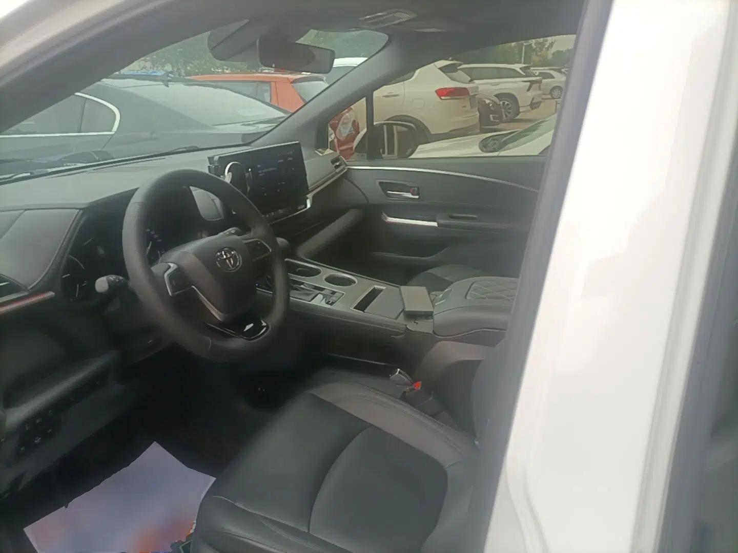 Toyota SIENNA 2023 2.5L Hybrid Deluxe Edition — миниатюра 17