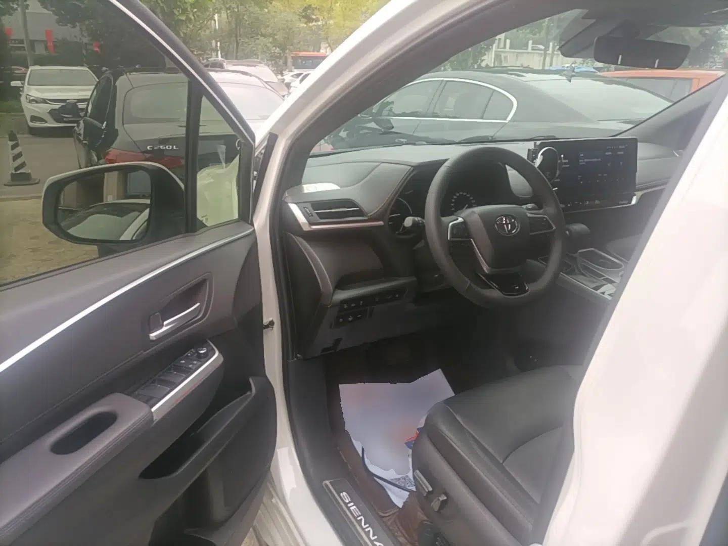 Toyota SIENNA 2023 2.5L Hybrid Deluxe Edition — миниатюра 18