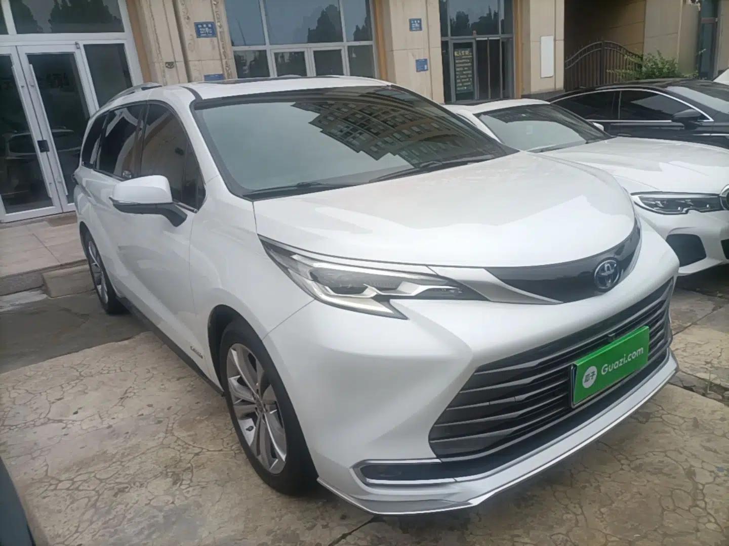 Toyota SIENNA 2023 2.5L Hybrid Deluxe Edition — миниатюра 3