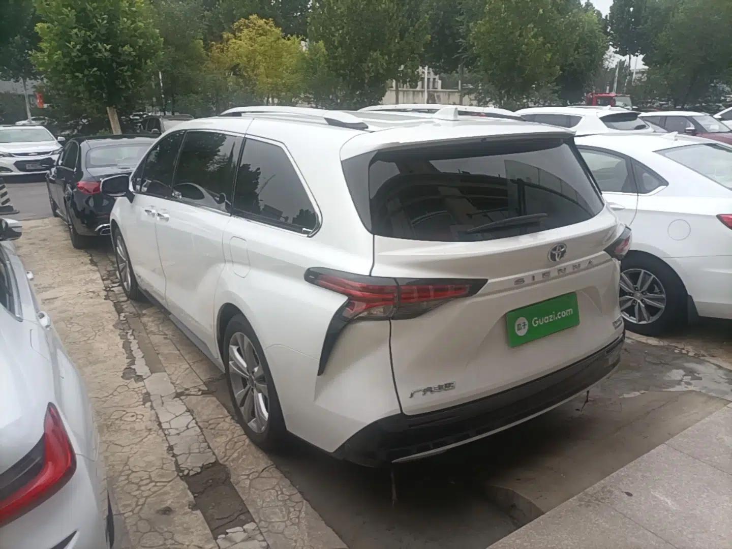 Toyota SIENNA 2023 2.5L Hybrid Deluxe Edition — миниатюра 4