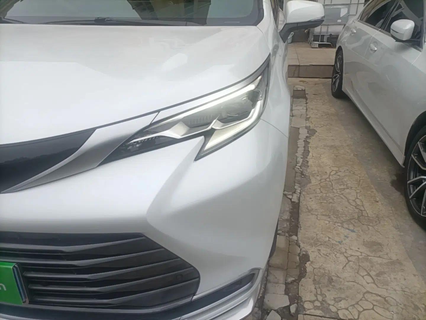 Toyota SIENNA 2023 2.5L Hybrid Deluxe Edition — миниатюра 8