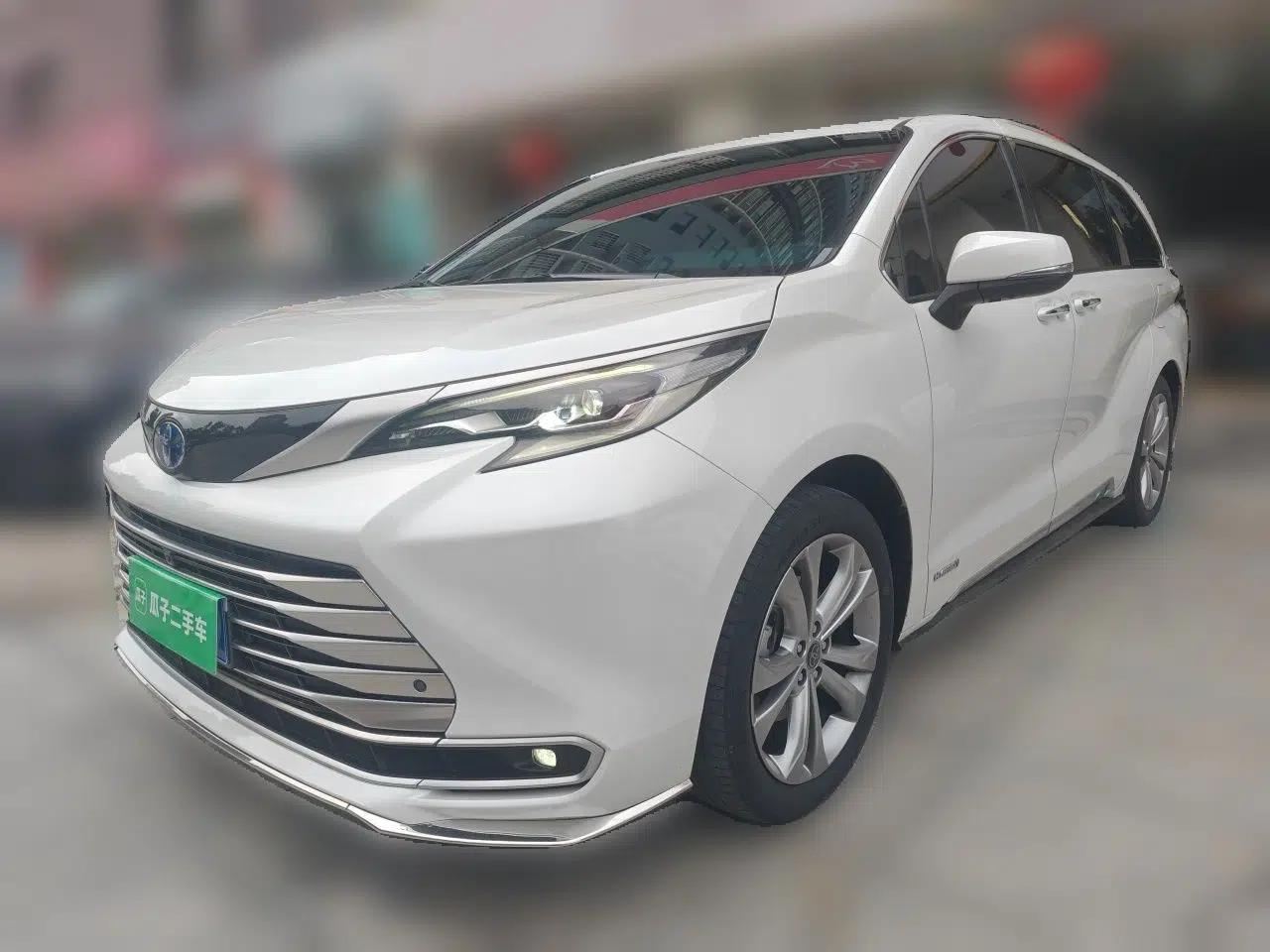 Toyota SIENNA 2023 2.5L Hybrid Deluxe Edition — миниатюра 1