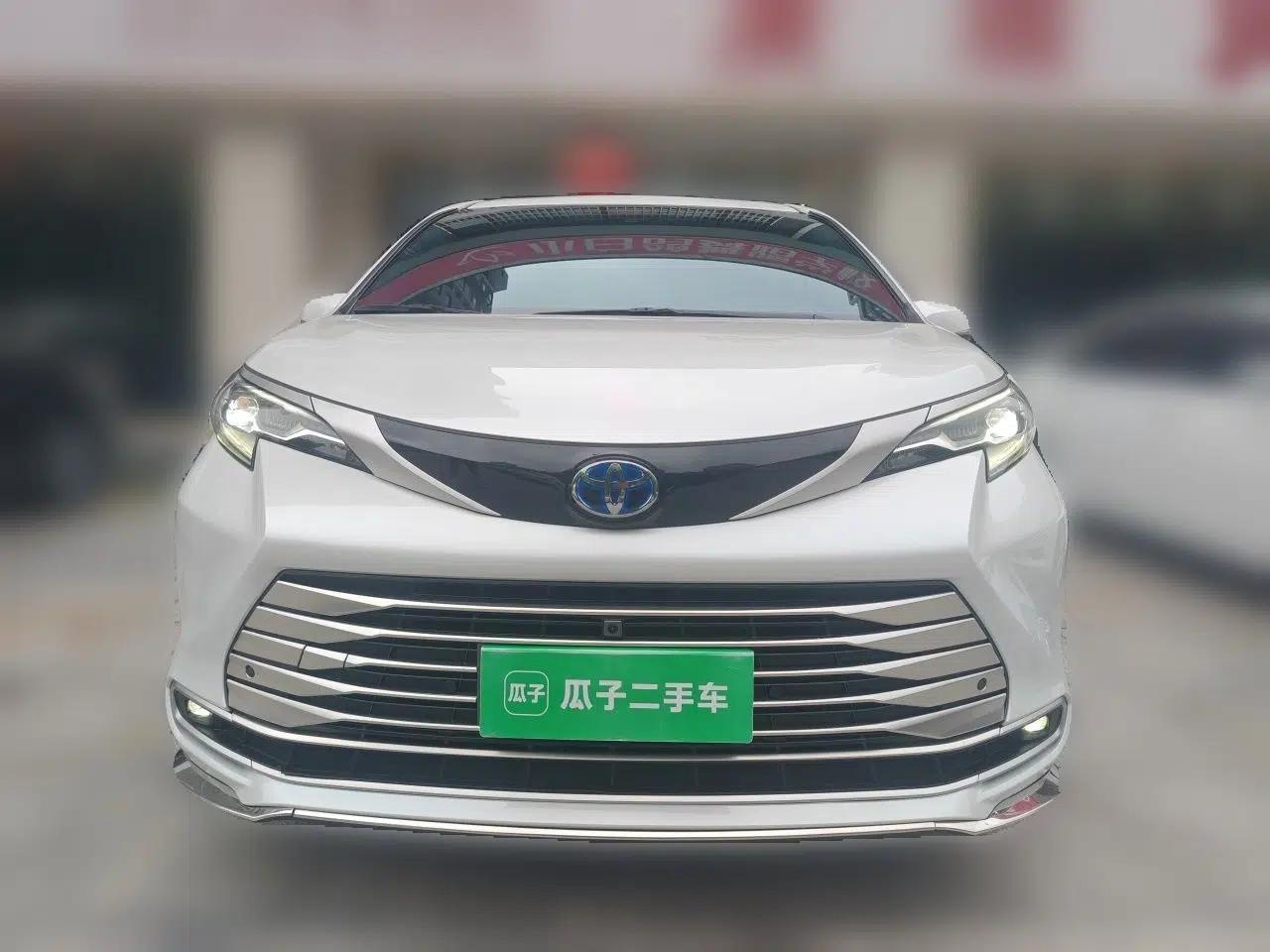 Toyota SIENNA 2023 2.5L Hybrid Deluxe Edition — миниатюра 2
