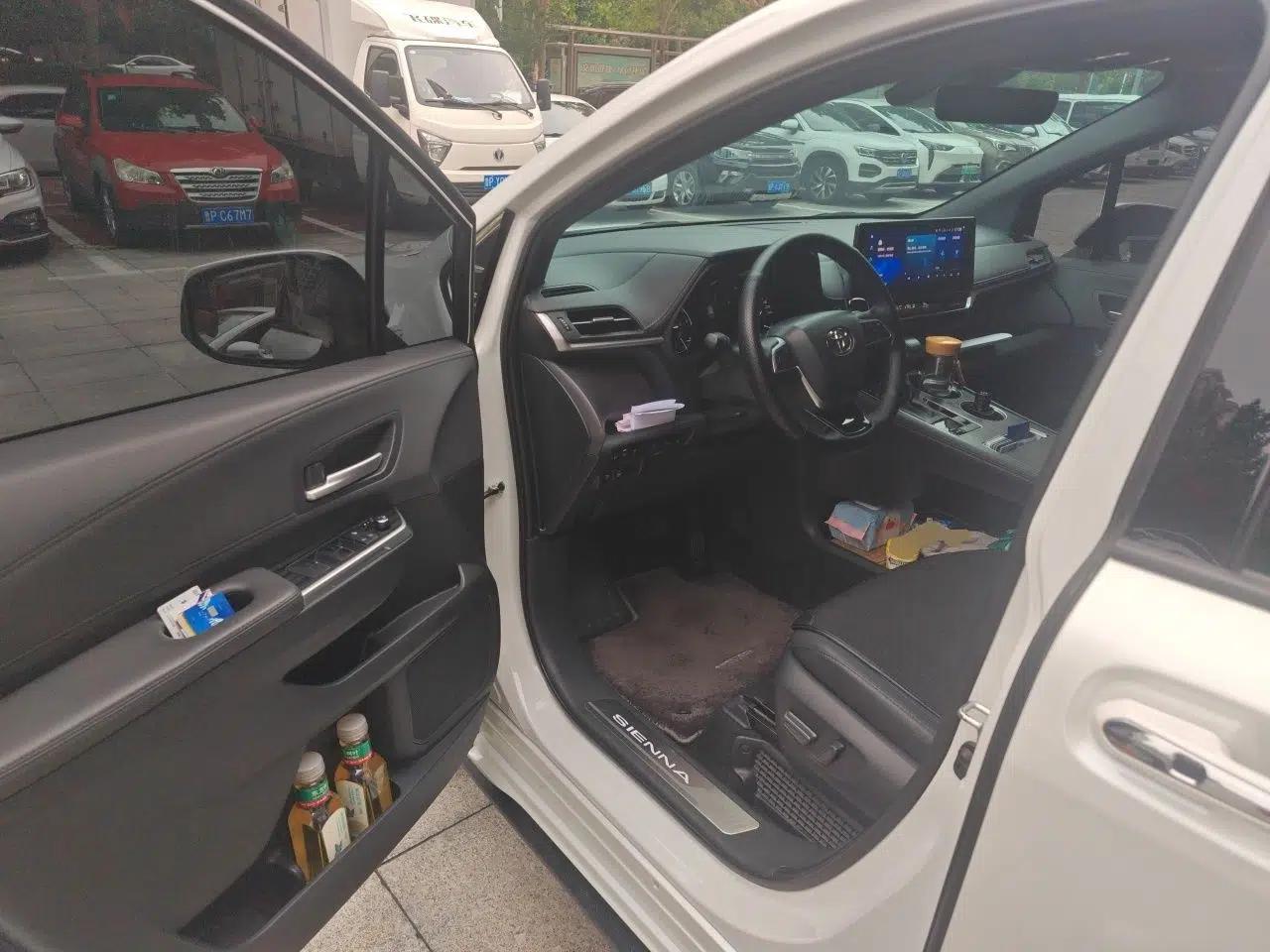 Toyota SIENNA 2023 2.5L Hybrid Deluxe Edition — миниатюра 16