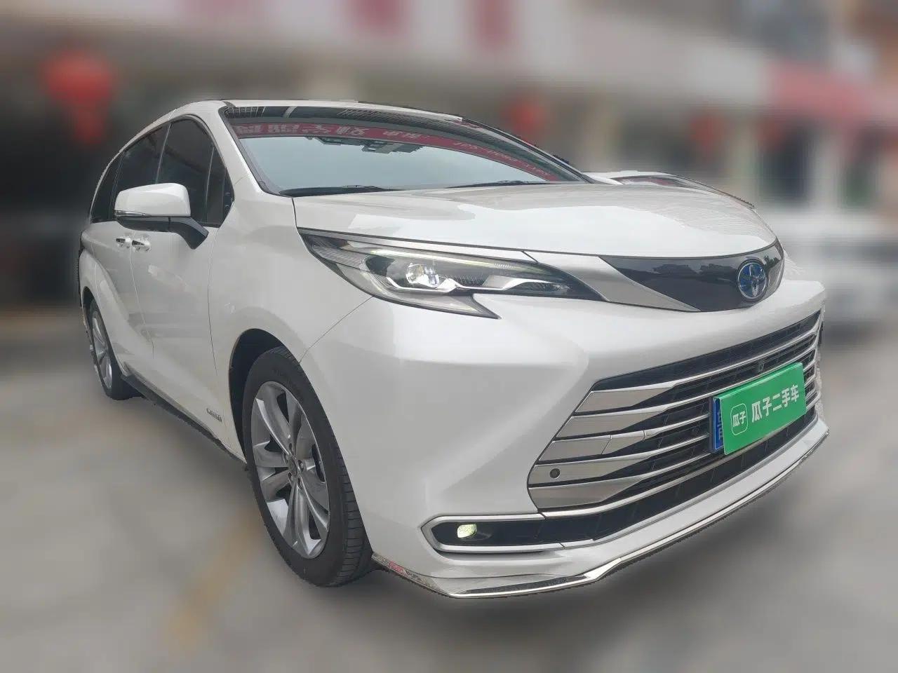 Toyota SIENNA 2023 2.5L Hybrid Deluxe Edition — миниатюра 3