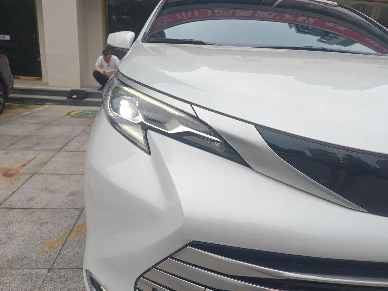 Toyota SIENNA 2023 2.5L Hybrid Deluxe Edition — миниатюра 7
