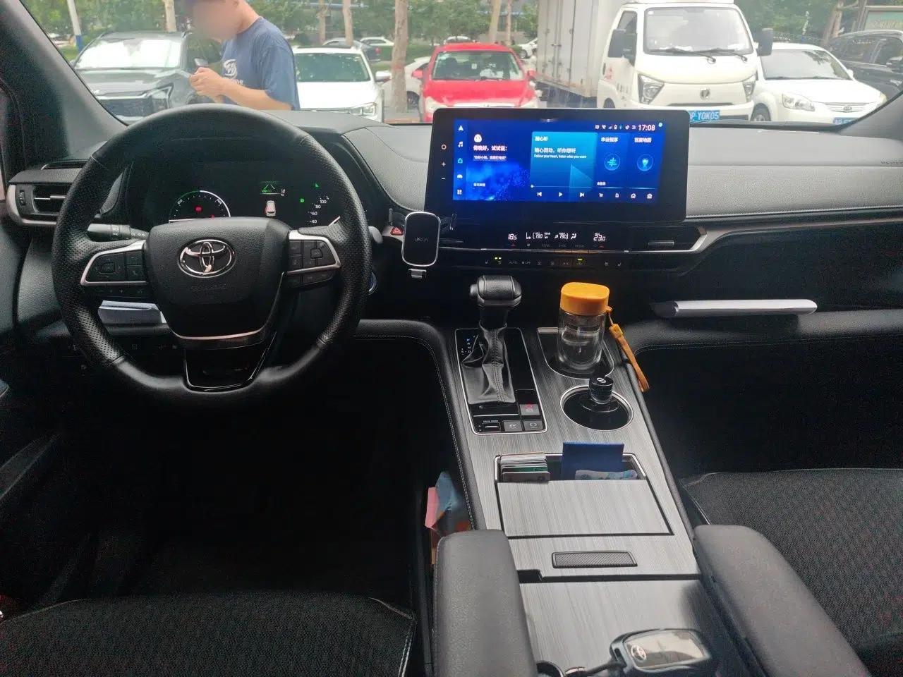 Toyota SIENNA 2023 2.5L Hybrid Deluxe Edition — миниатюра 9
