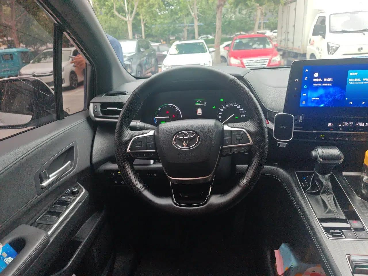 Toyota SIENNA 2023 2.5L Hybrid Deluxe Edition — миниатюра 10