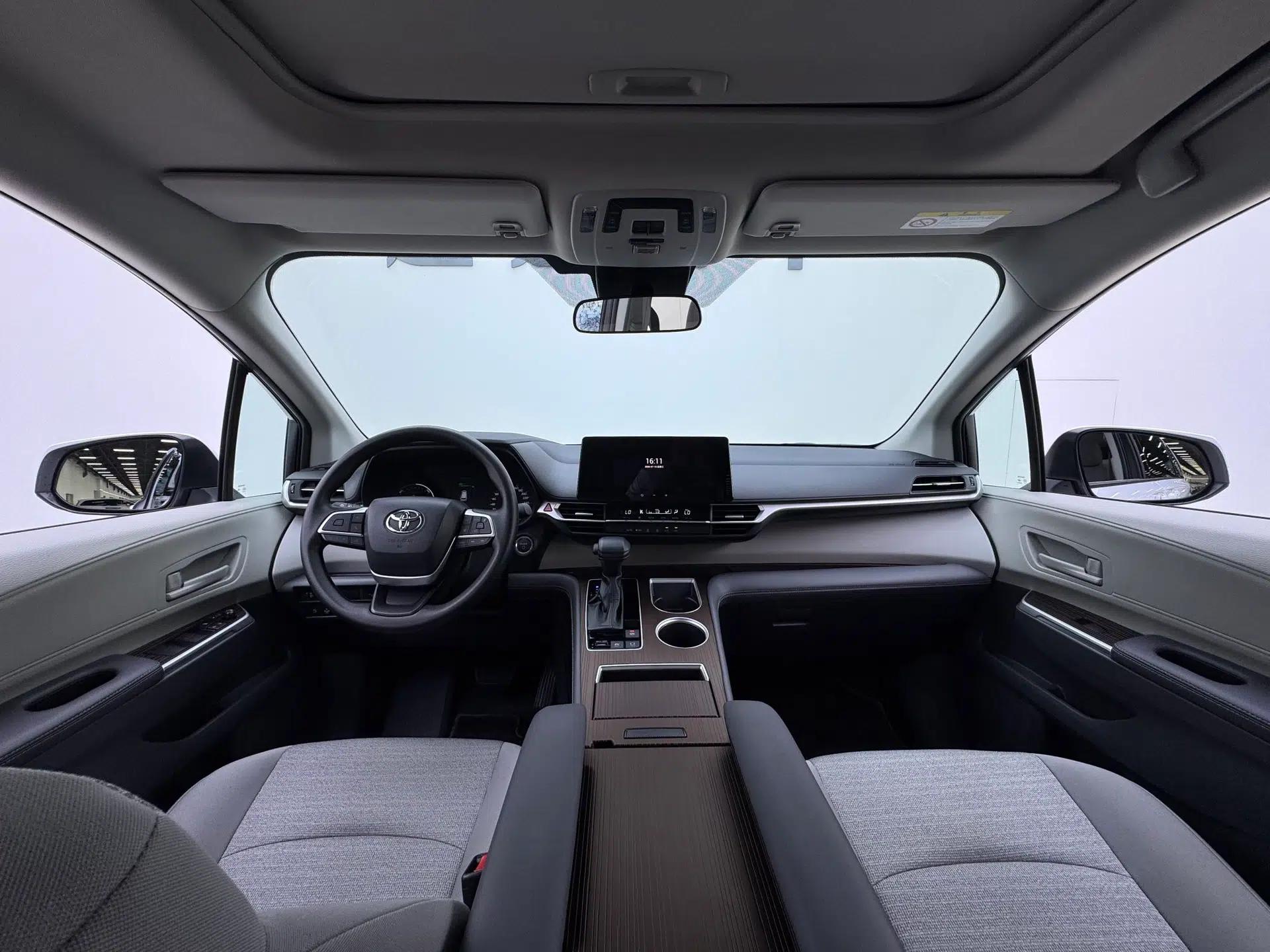 Toyota SIENNA 2024 2.5L Hybrid Comfort Edition — миниатюра 14