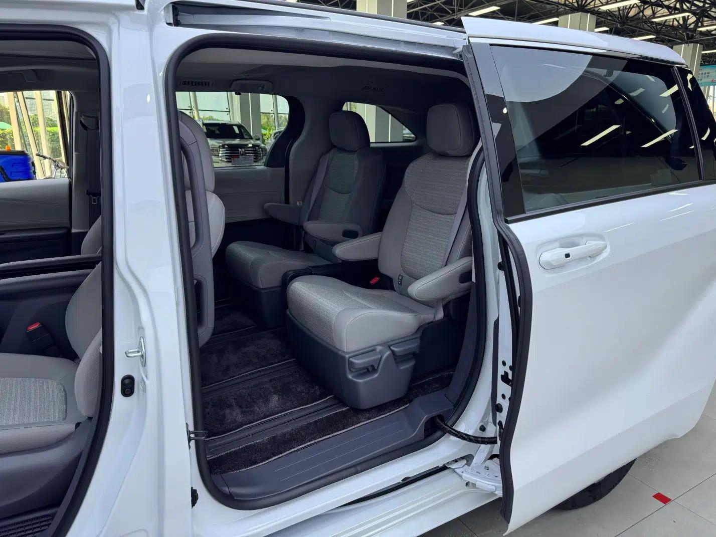 Toyota SIENNA 2024 2.5L Hybrid Comfort Edition — миниатюра 17