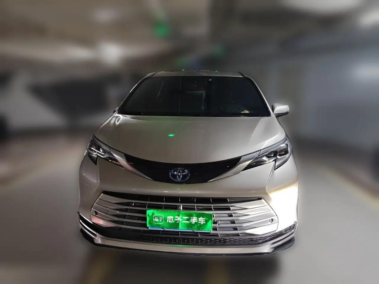 Toyota SIENNA 2021 2.5L Hybrid Platinum Edition — миниатюра 2