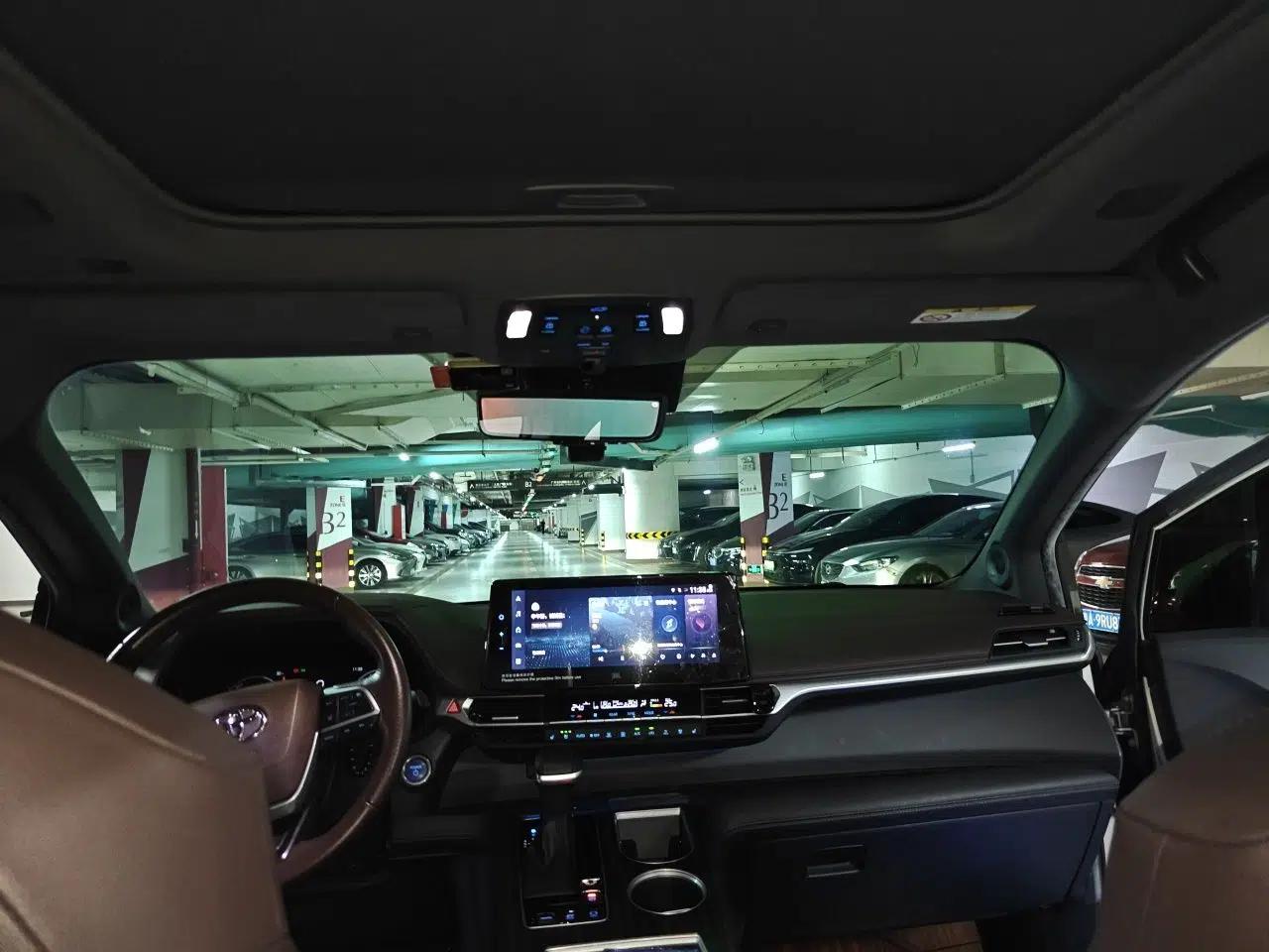 Toyota SIENNA 2021 2.5L Hybrid Platinum Edition — миниатюра 18