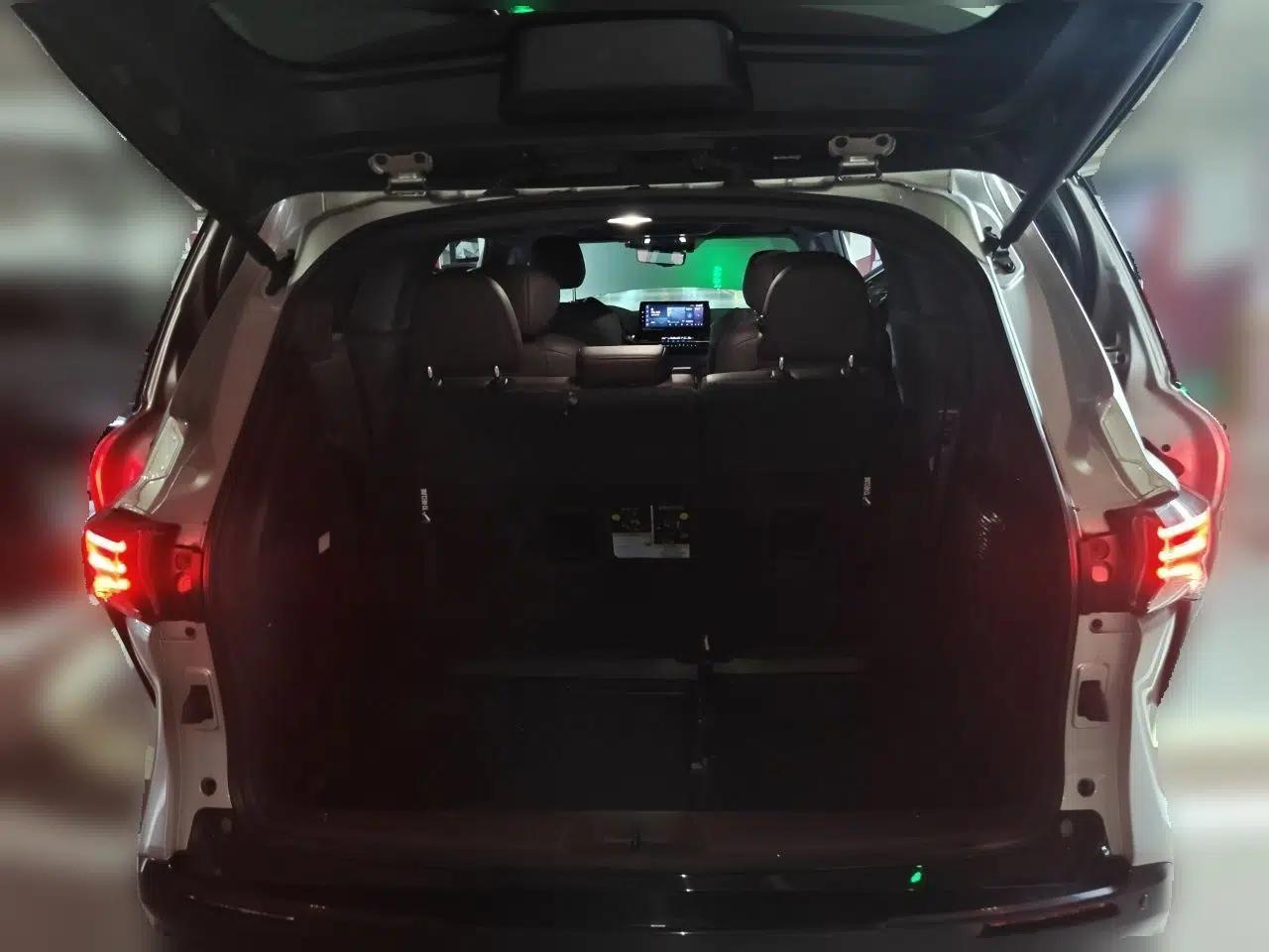 Toyota SIENNA 2021 2.5L Hybrid Platinum Edition — миниатюра 19