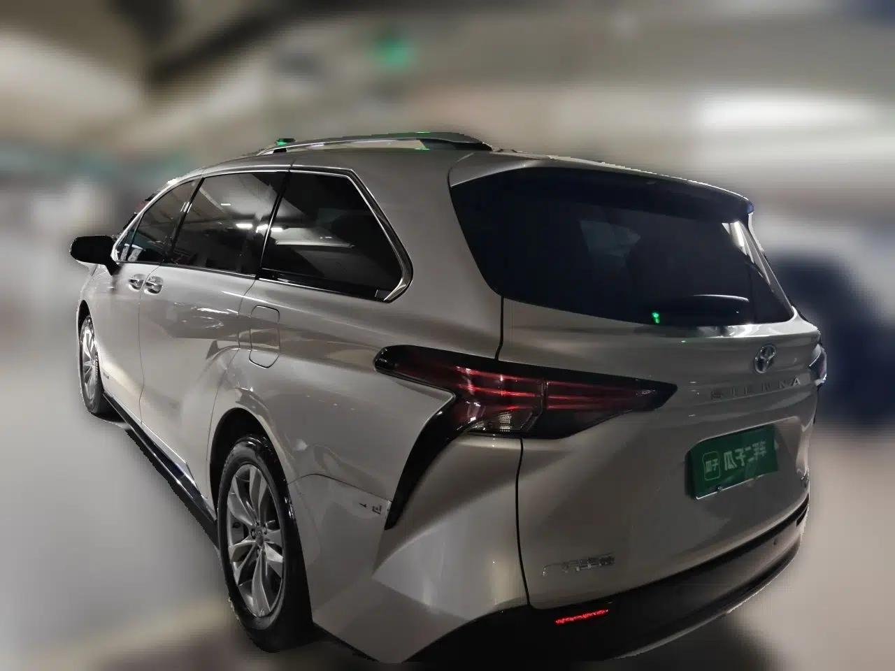 Toyota SIENNA 2021 2.5L Hybrid Platinum Edition — миниатюра 4