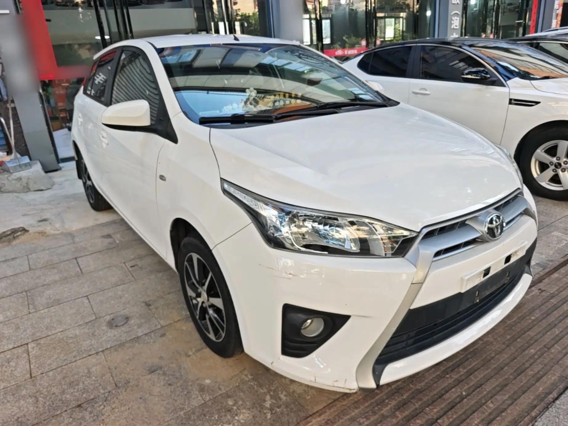 Toyota YARiS L Zhi Xuan 2015 1.5E Automatic Charm Edition — миниатюра 3