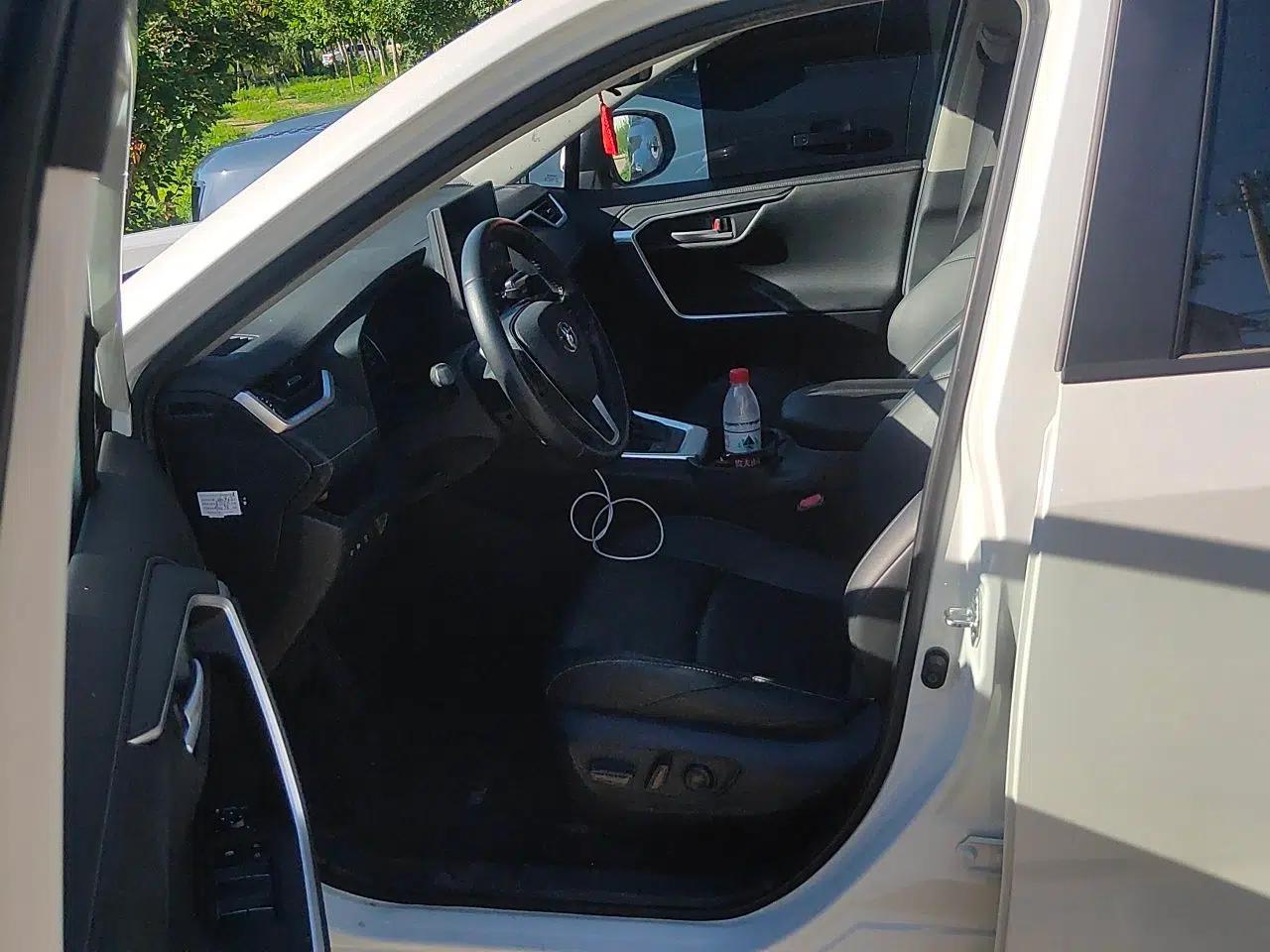 Toyota Wildlander 2022 Dual-Engine 2.5L E-CVT Two-Wheel Drive Luxury PLUS Edition — миниатюра 15