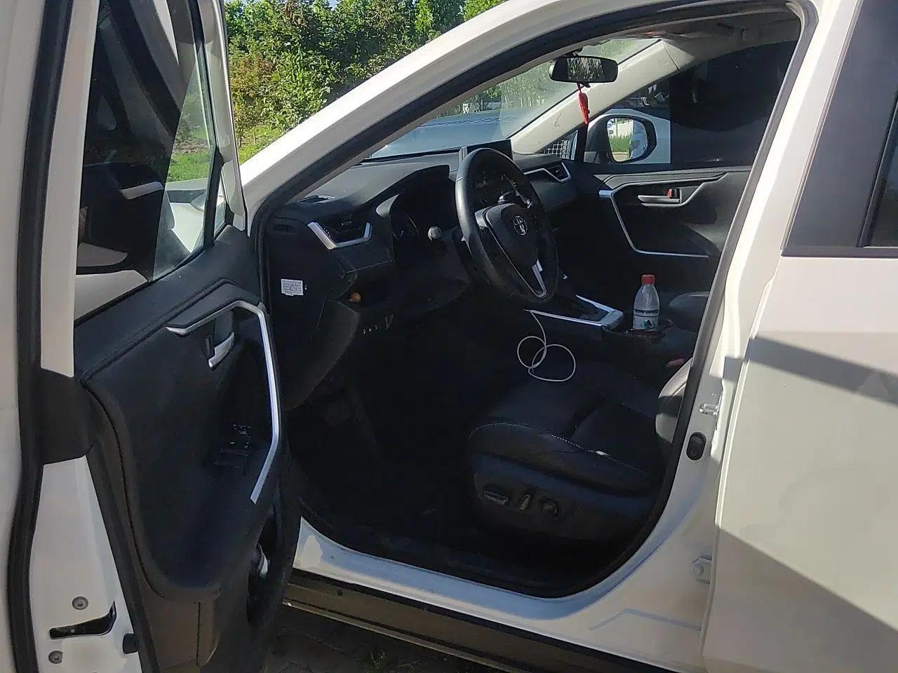 Toyota Wildlander 2022 Dual-Engine 2.5L E-CVT Two-Wheel Drive Luxury PLUS Edition — миниатюра 16