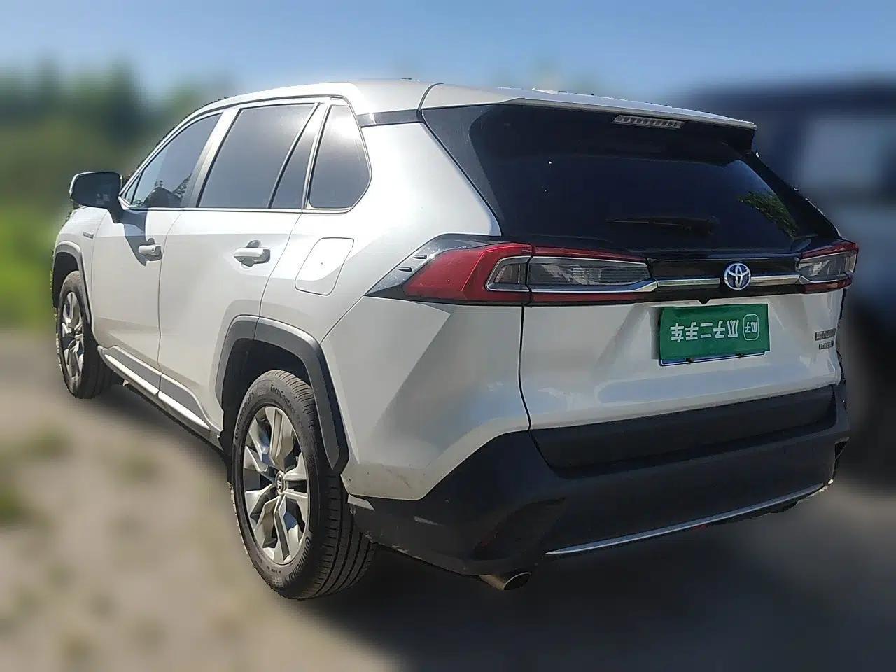 Toyota Wildlander 2022 Dual-Engine 2.5L E-CVT Two-Wheel Drive Luxury PLUS Edition — миниатюра 4