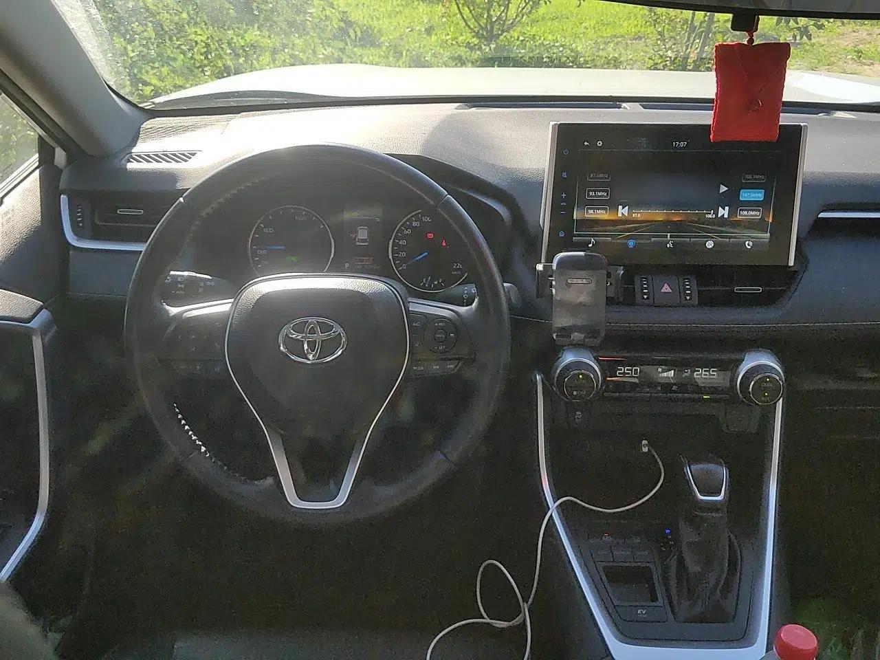 Toyota Wildlander 2022 Dual-Engine 2.5L E-CVT Two-Wheel Drive Luxury PLUS Edition — миниатюра 10