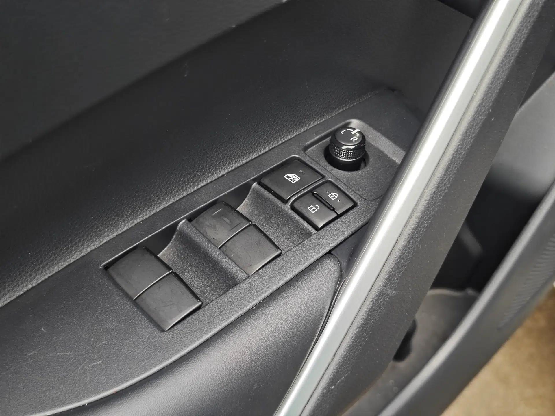 Toyota Corolla Cross 2023 Dual-Motor 2.0L Elite Edition — миниатюра 38