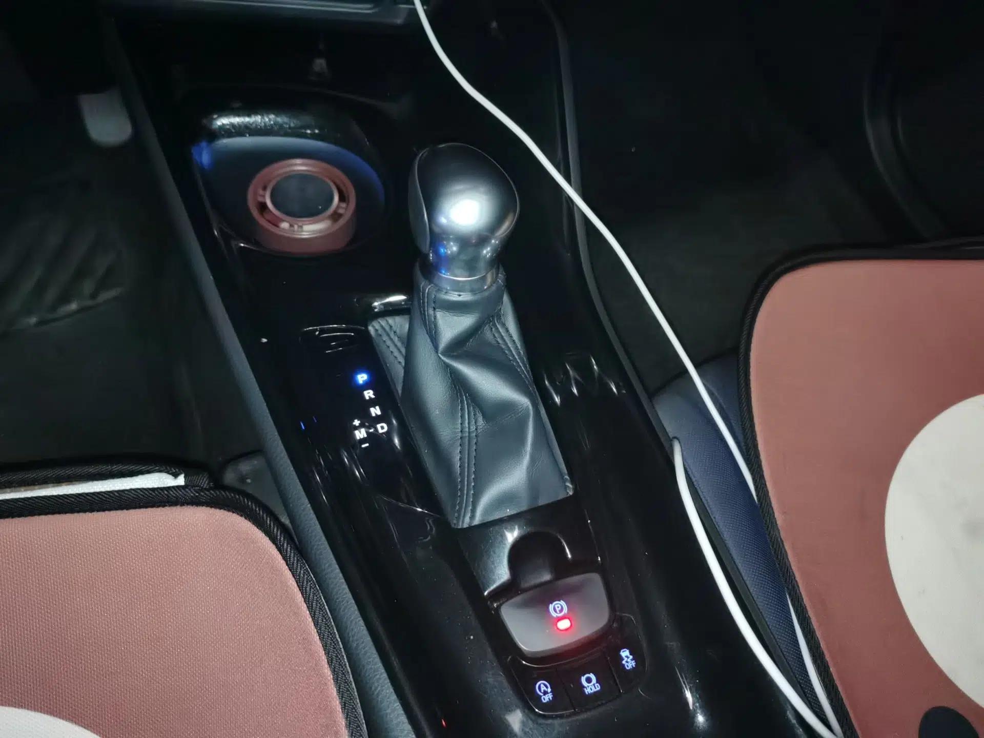 Toyota C-HR 2018 2.0L Leading with Sunroof China V Standard — миниатюра 14