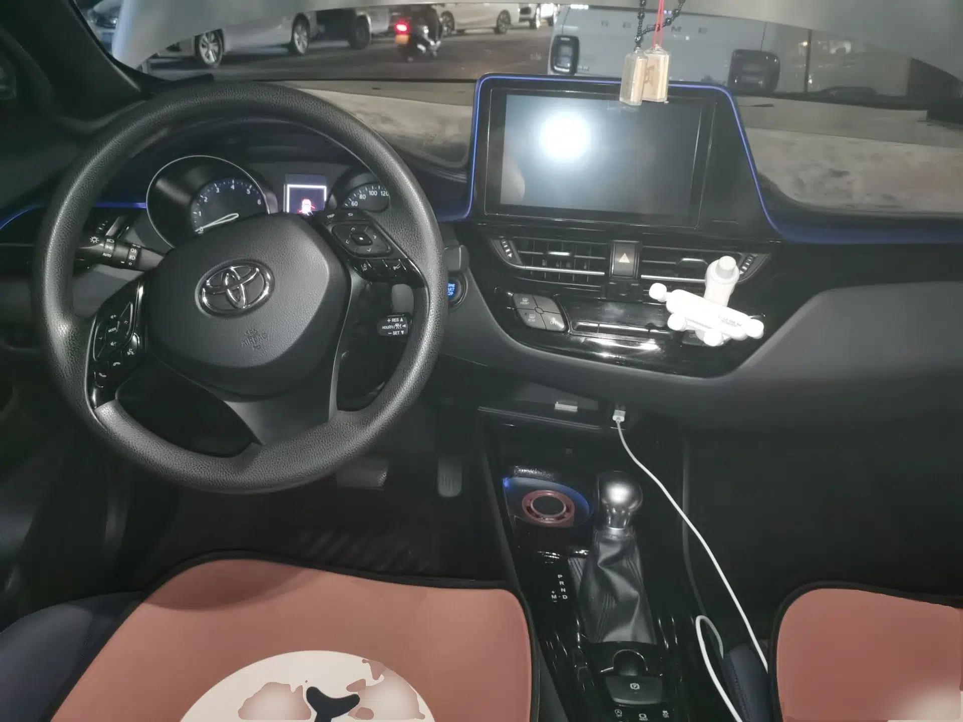 Toyota C-HR 2018 2.0L Leading with Sunroof China V Standard — миниатюра 9