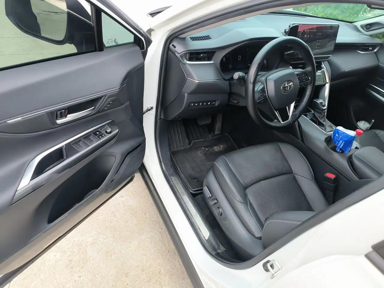 Toyota Venza 2022 Dual-Engine 2.5L CVT Four-Wheel Drive Supreme Edition — миниатюра 16