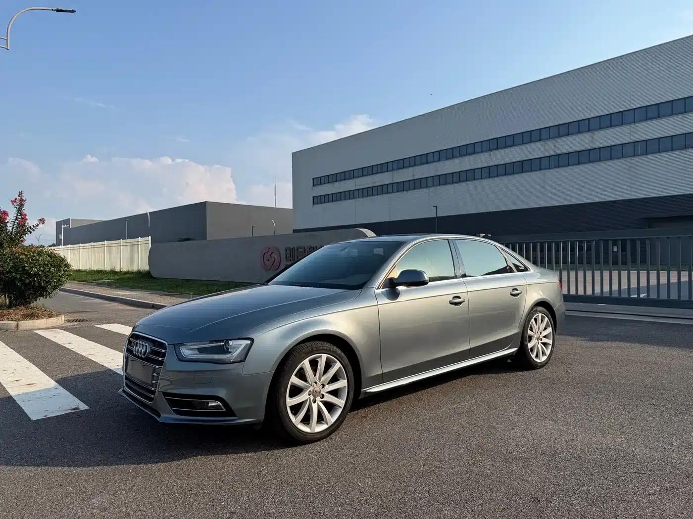 Audi A4L 2013 35 TFSI Automatic Technology Edition — миниатюра 1