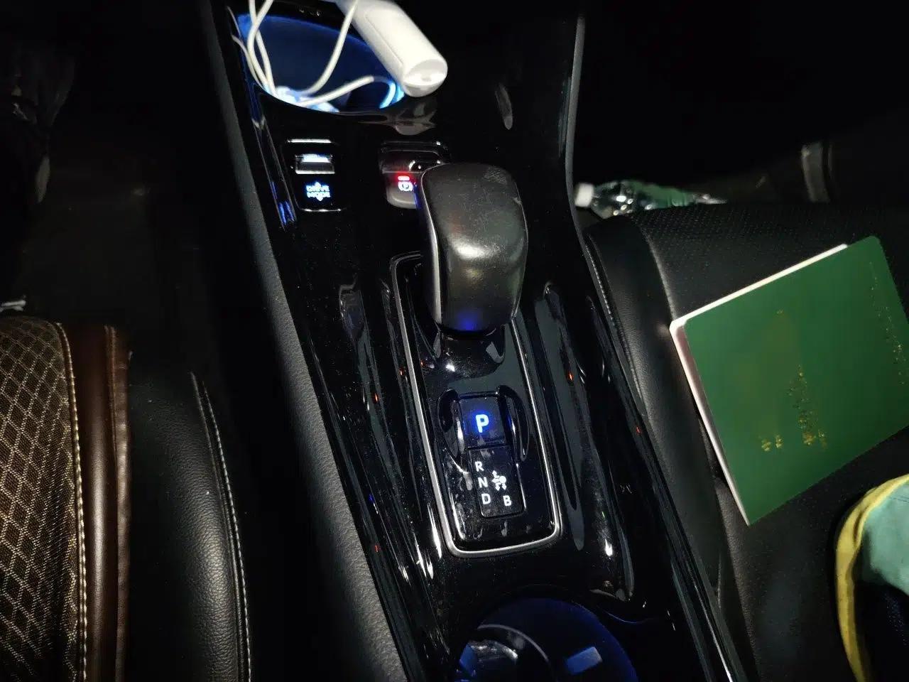 Toyota C-HR EV 2020 Luxury Sunroof Edition — миниатюра 13