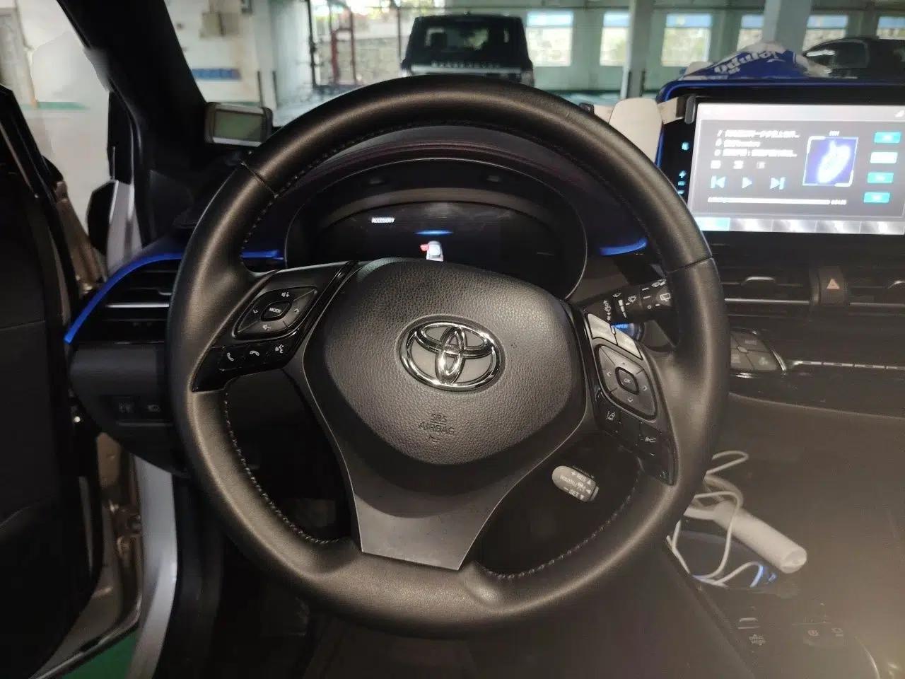 Toyota C-HR EV 2020 Luxury Sunroof Edition — миниатюра 9