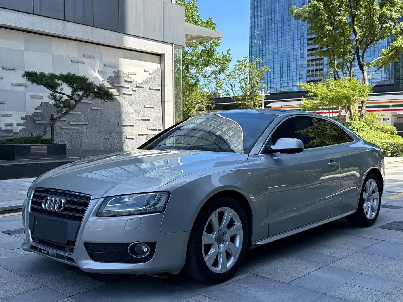 2010 Audi A5 Imported Model 2.0TFSI Coupe — миниатюра 1